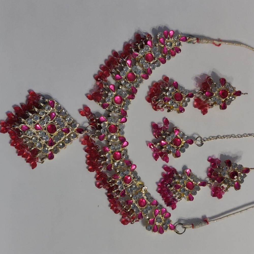 Necklace, earrings, maang tika